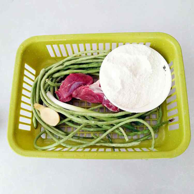 豆角鲜肉锅贴步骤1