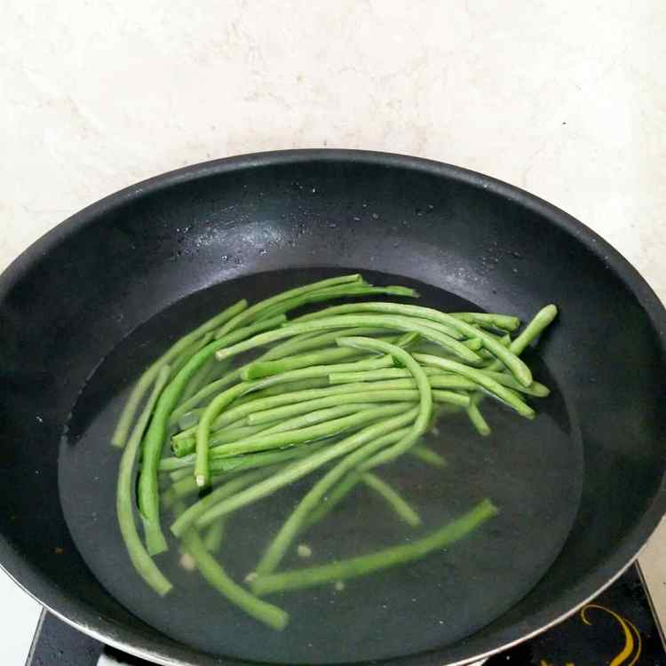 豆角鲜肉锅贴步骤2