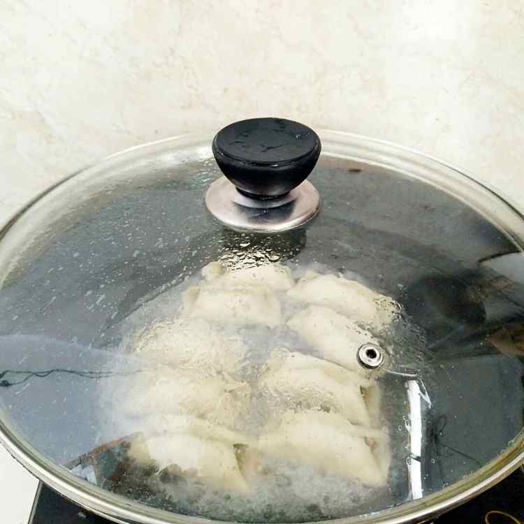 豆角鲜肉锅贴步骤16