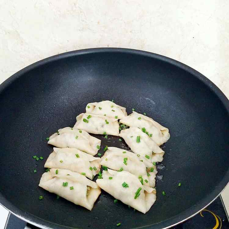 豆角鲜肉锅贴步骤17