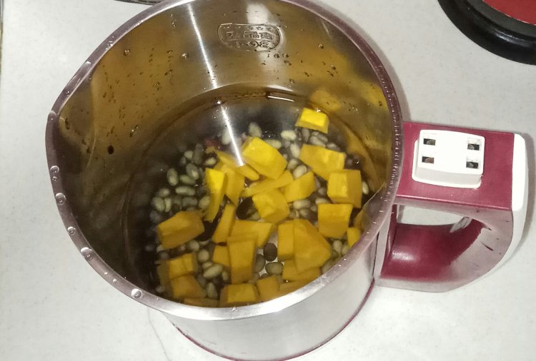 南瓜黑米豆浆步骤4