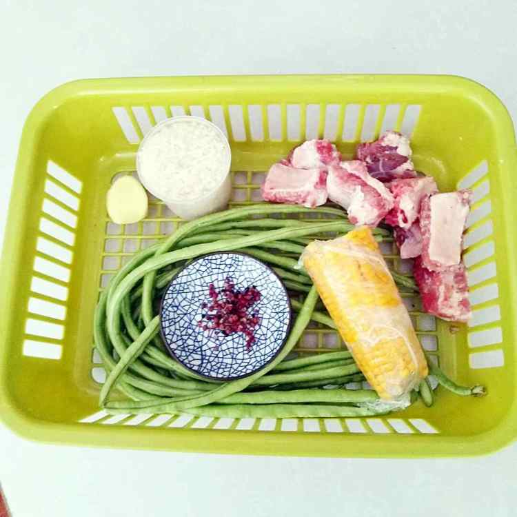 排骨玉米粒焖饭步骤1