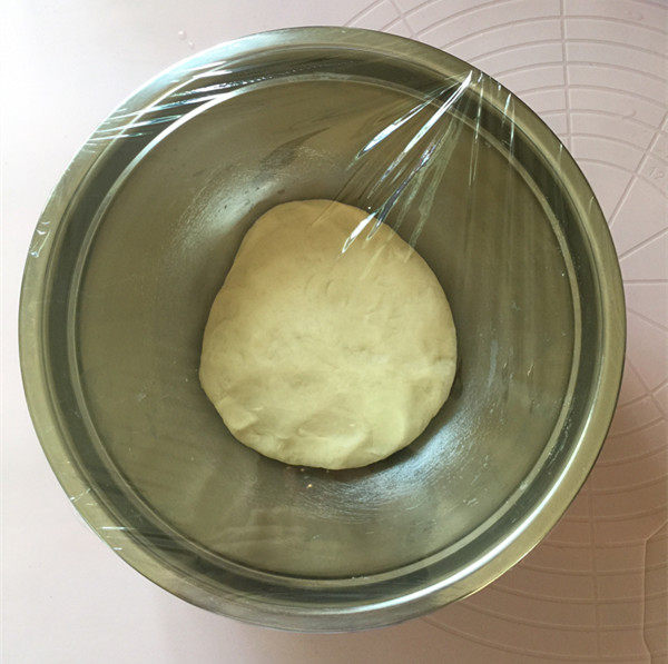 金枪鱼粉肠披萨步骤3