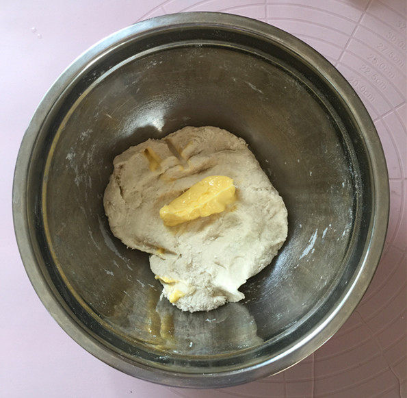 金枪鱼粉肠披萨步骤2