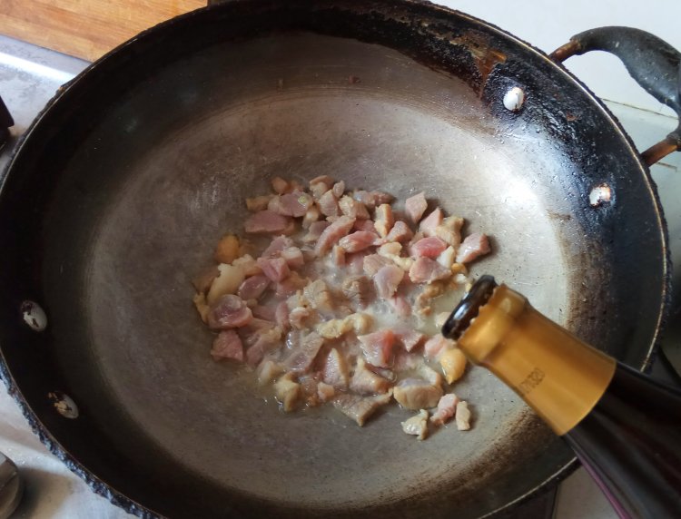 咸肉毛豆焖饭步骤3