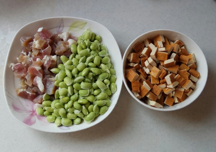 咸肉毛豆焖饭步骤2