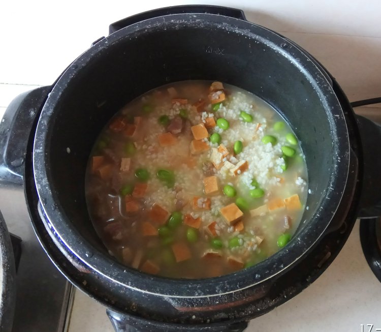 咸肉毛豆焖饭步骤5