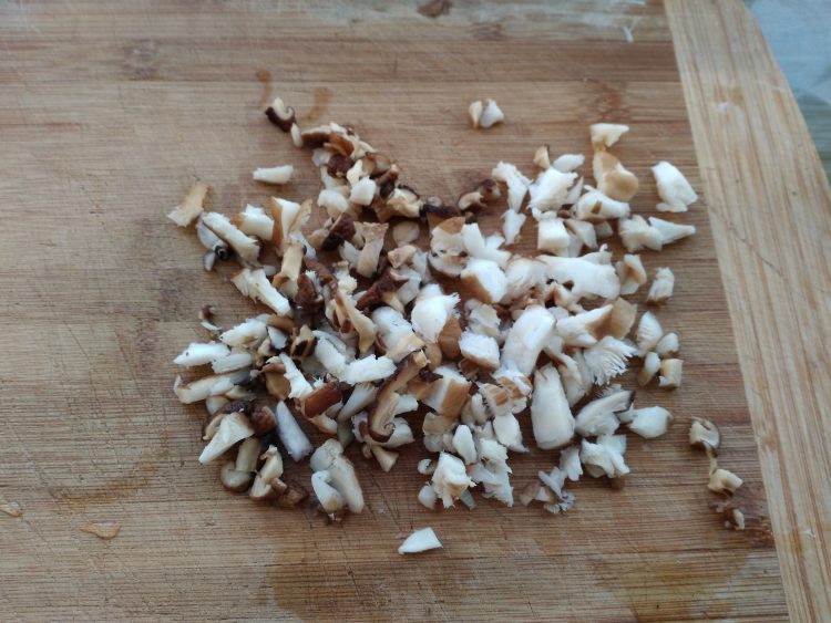 腊肠香菇竹桶饭步骤2
