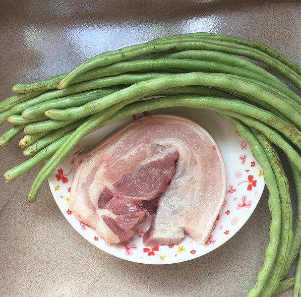 五花肉豆角焖面步骤1