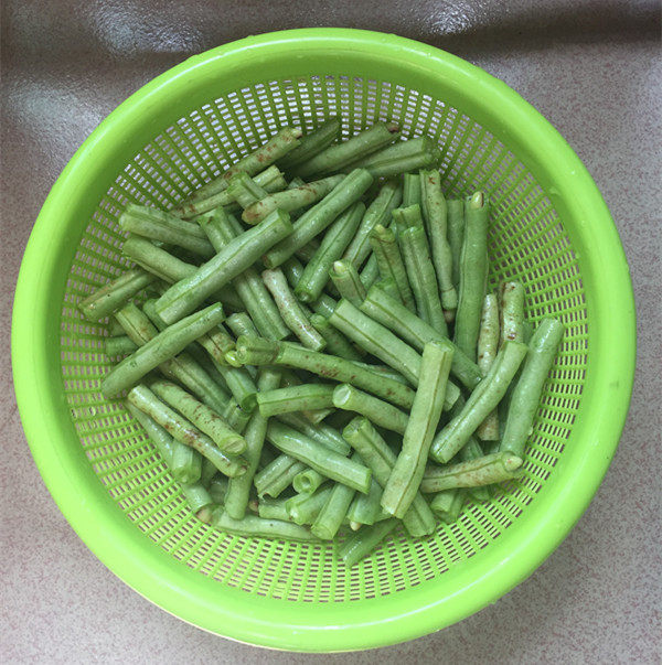 五花肉豆角焖面步骤4