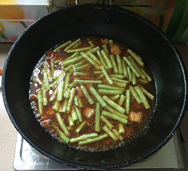 五花肉豆角焖面步骤11