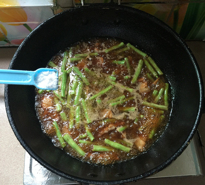 五花肉豆角焖面步骤12