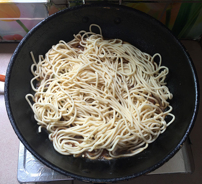 五花肉豆角焖面步骤15