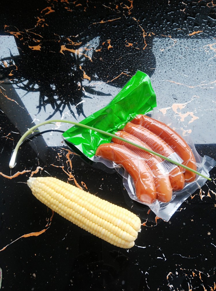 脆皮肠炒玉米粒步骤1