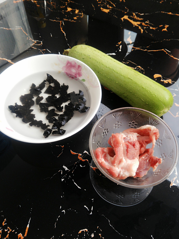 丝瓜木耳炒肉步骤1