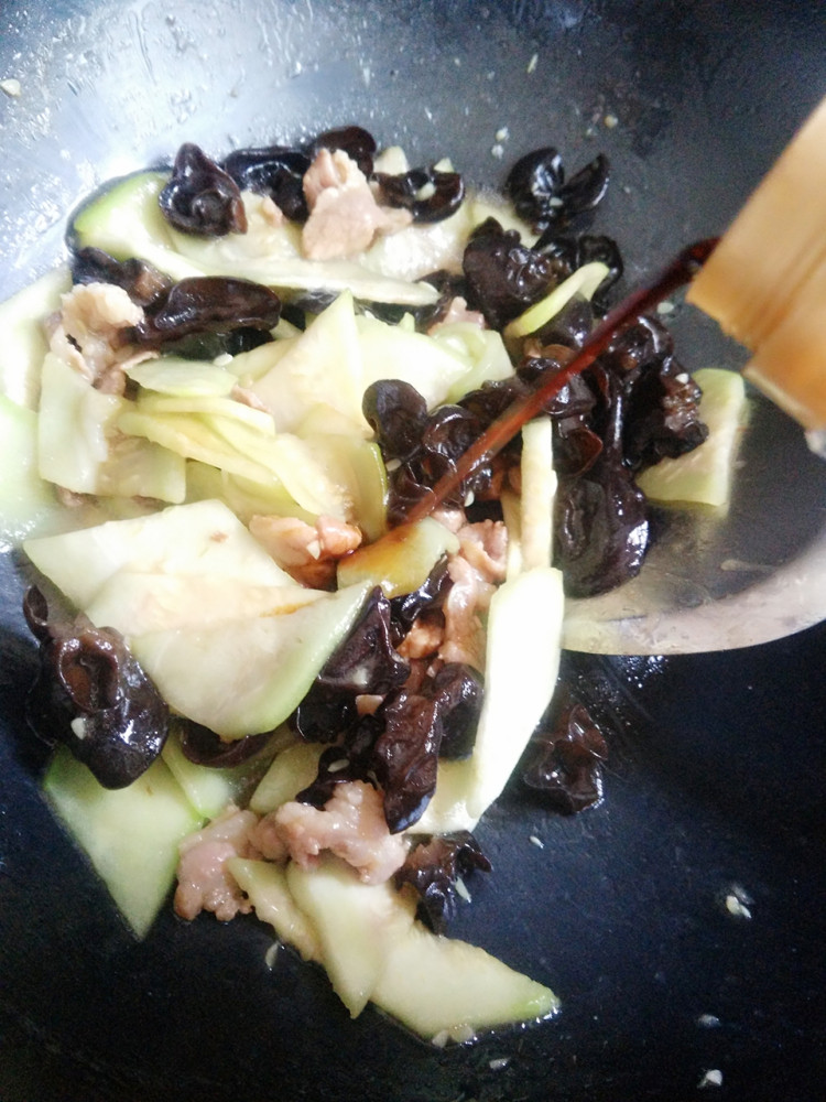 丝瓜木耳炒肉步骤9