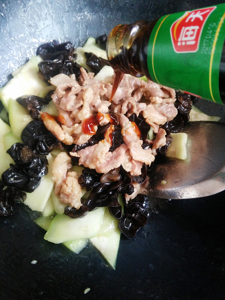 丝瓜木耳炒肉步骤8