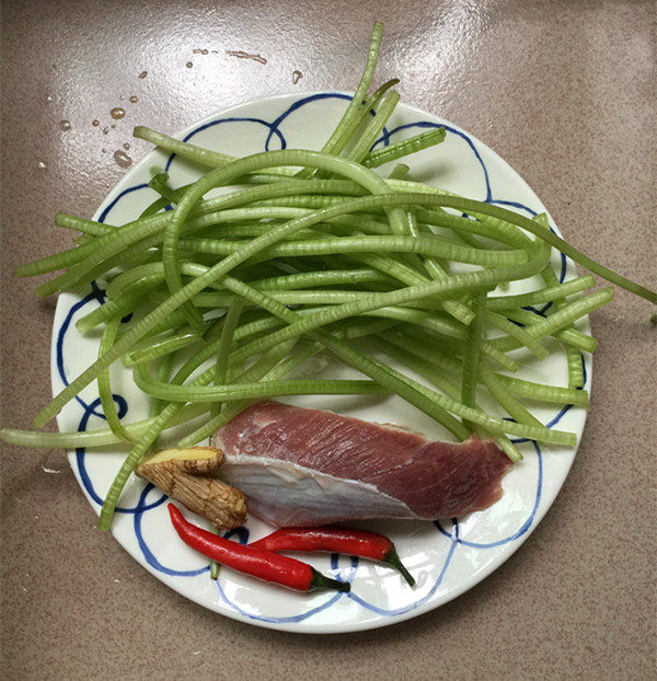 肉末炒红薯梗步骤1