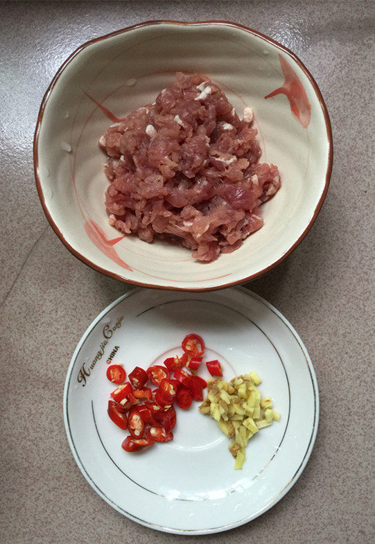 肉末炒红薯梗步骤2