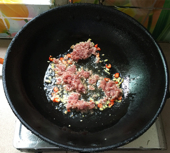 肉末炒红薯梗步骤5