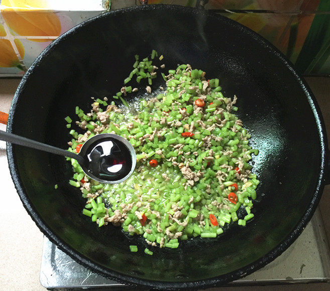 肉末炒红薯梗步骤8