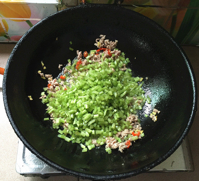 肉末炒红薯梗步骤6