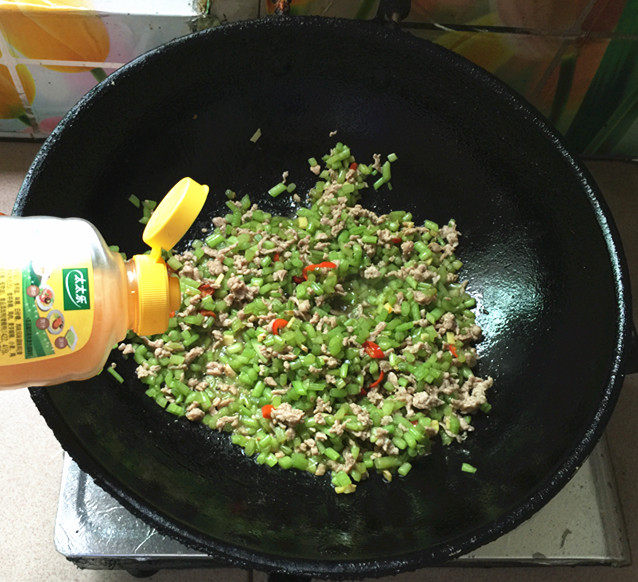 肉末炒红薯梗步骤9