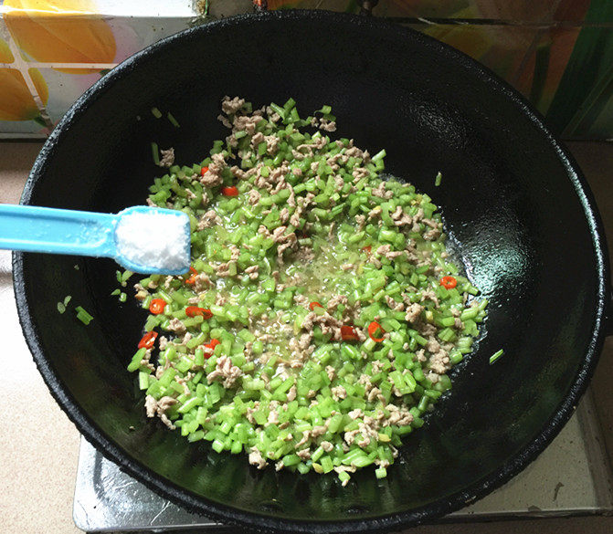 肉末炒红薯梗步骤7
