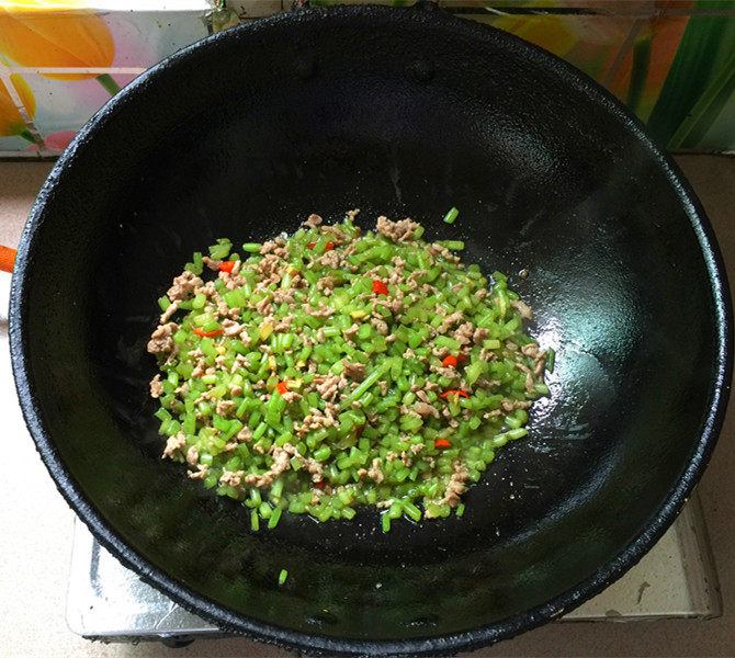 肉末炒红薯梗步骤10