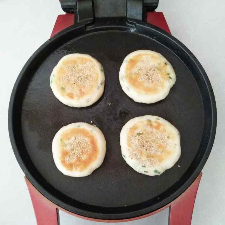 芝麻香葱饼步骤12