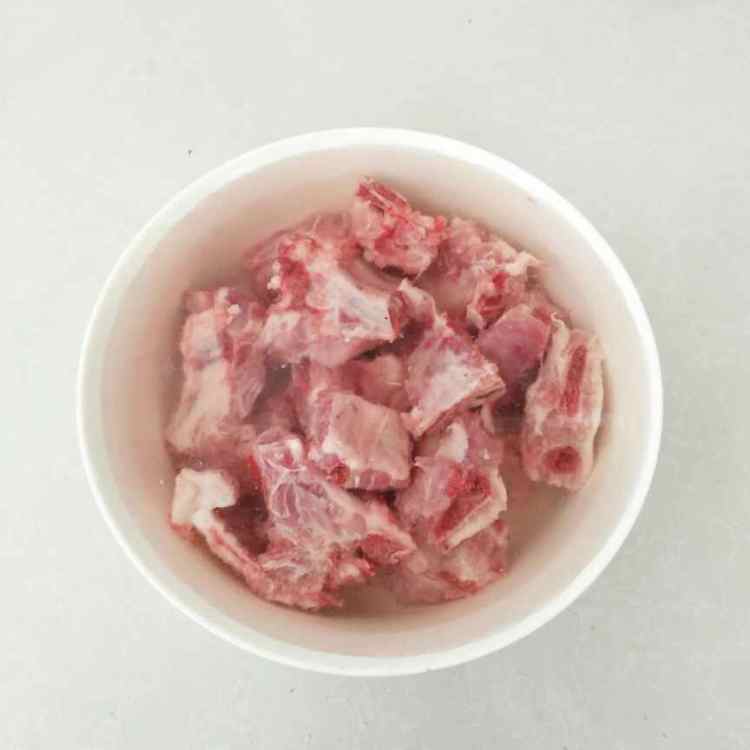 粉蒸五香排骨步骤1