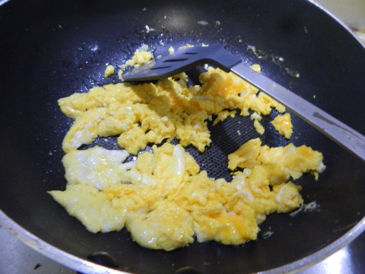 鲜露杏鲍菇炒鸡蛋步骤4