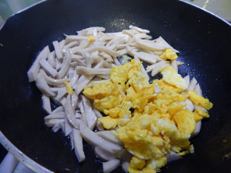 鲜露杏鲍菇炒鸡蛋步骤7