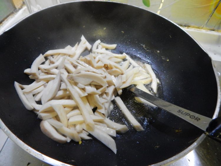 鲜露杏鲍菇炒鸡蛋步骤5