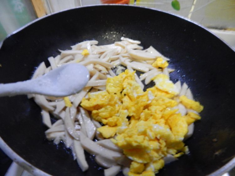 鲜露杏鲍菇炒鸡蛋步骤8