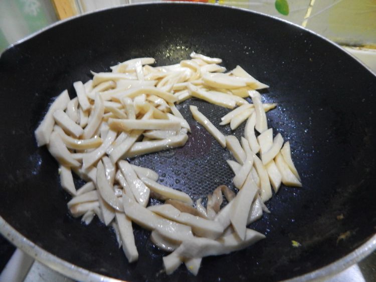 鲜露杏鲍菇炒鸡蛋步骤6