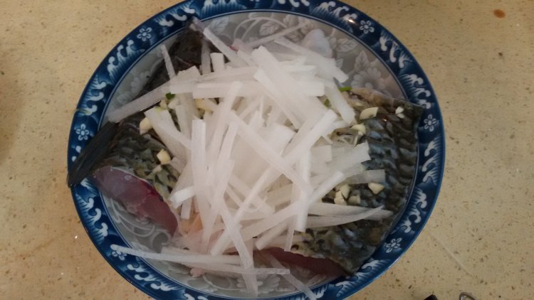 葱香萝卜丝蒸鱼段步骤2