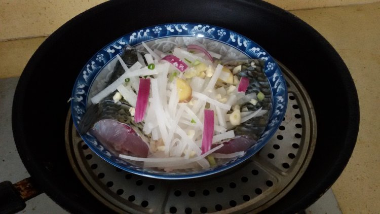 葱香萝卜丝蒸鱼段步骤4