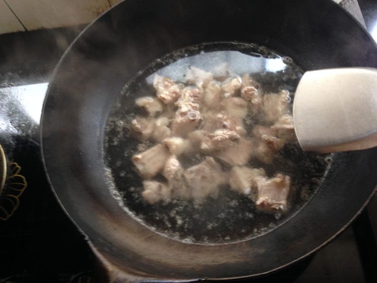 胡萝卜炖排骨步骤2