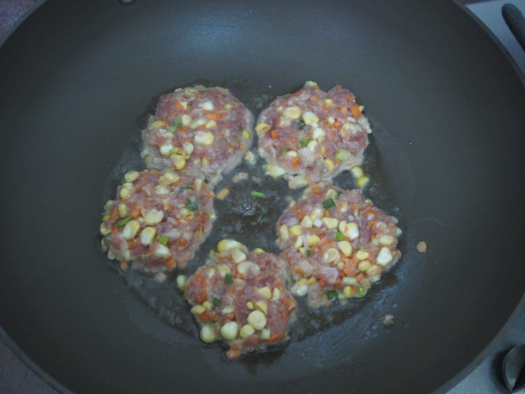 香煎玉米肉饼步骤8