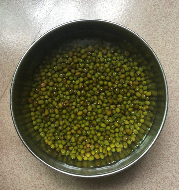 绿豆百合排骨汤步骤2