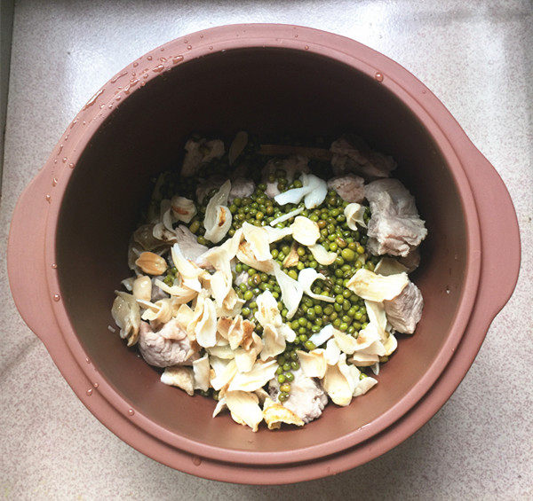 绿豆百合排骨汤步骤7