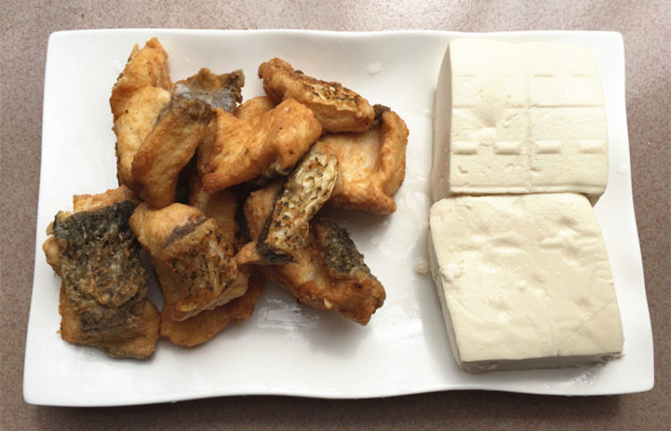 炸鱼块豆腐煲步骤1