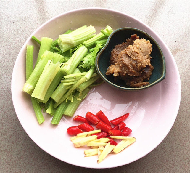 炸鱼块豆腐煲步骤2