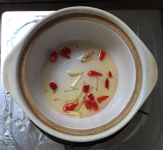 炸鱼块豆腐煲步骤3