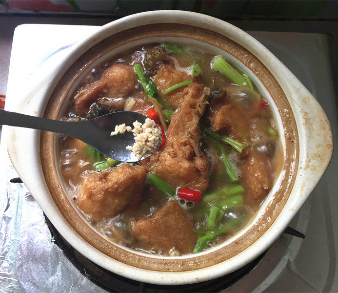 炸鱼块豆腐煲步骤12