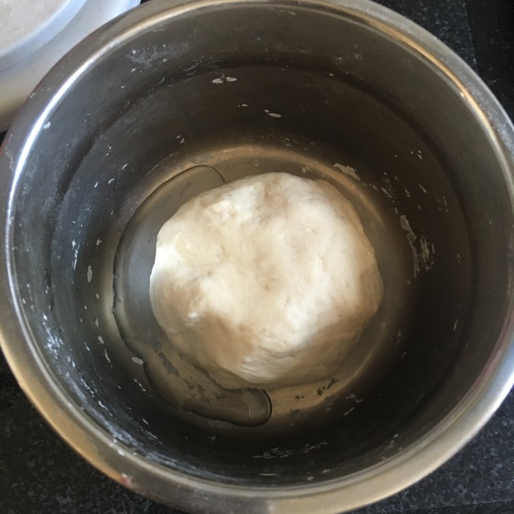 洋葱牛肉粒披萨步骤2