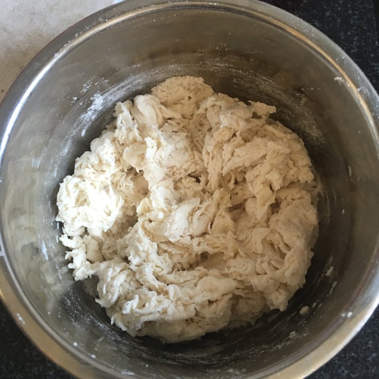 洋葱牛肉粒披萨步骤1