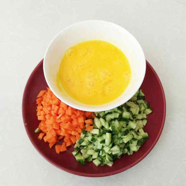 鲜虾素锦蛋炒饭步骤2