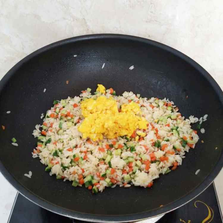 鲜虾素锦蛋炒饭步骤8